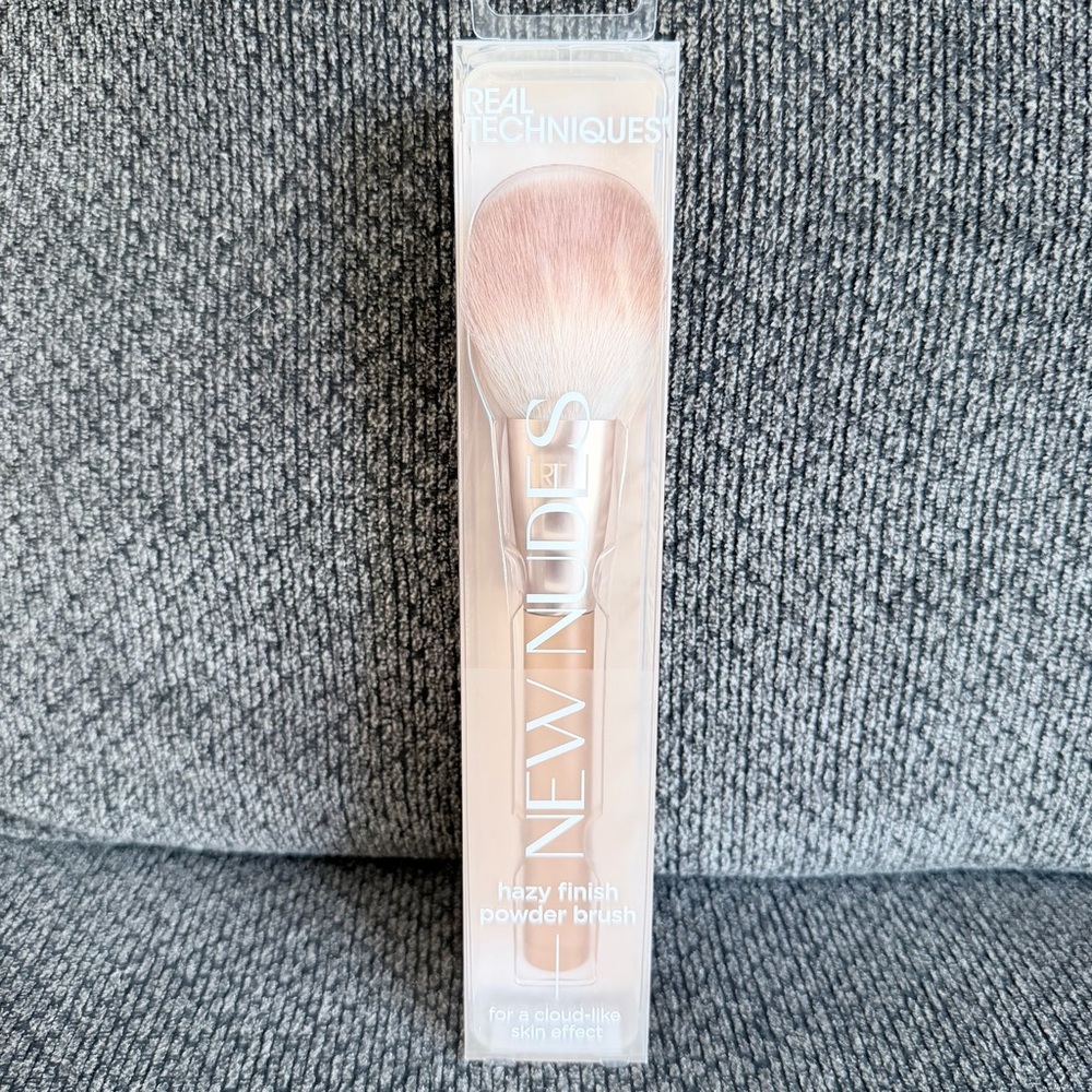 Real Techniques New Nudes Hazy Finish Powder Brush - Light Pink